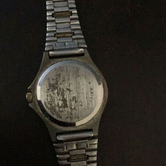 Vintage ladies, watch by triumph Needs battery  - Picture 4 of 4